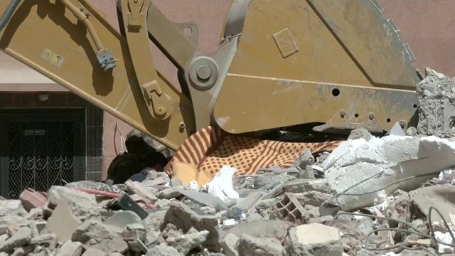 اليوم الثاني لـ #زلزال_المغرب.. موفد #العربية ليث بزاري يرصد الدمار في منطقة #تارودنت وجهود السلطات لمساعدة المتضررين #المغرب #زلزال_المغرب