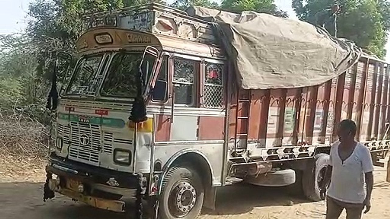 बेसकीमती लकड़ी से भरा ट्रक जब्त