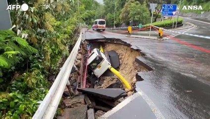 Hong Kong, la pioggia "divora" la strada: auto inghiottita in voragine