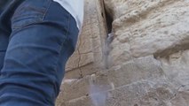 Limpian el Muro de las Lamentaciones en vísperas del año nuevo judío