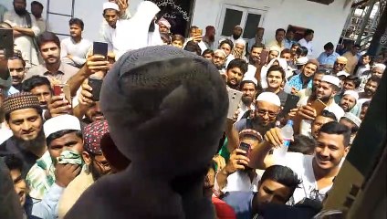 Maulana Tariq Jamil sb asking people to be positive, truthful and peaceful to all human kind