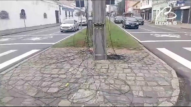 Cabos soltos provocam acidente com motociclista em Curitiba
