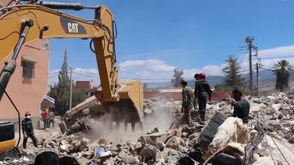 El corresponsal de EL PAÍS en el Magreb, Juan Carlos Sanz, en Amizmiz, donde los vecinos esperan la llega de ayuda