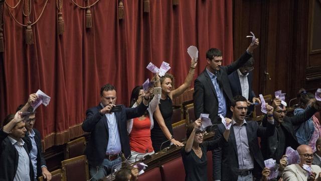 Rimborsi ai partiti, parlamentari M5S lanciano finte banconote da 500 euro