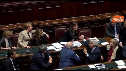 Boschi, baci e abbracci no stop da parte dei colleghi per la Ministra