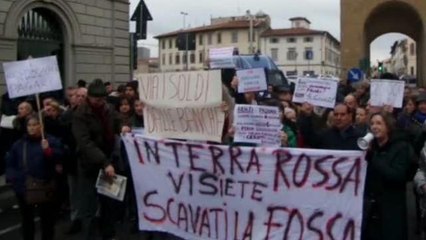 Leopolda, coro vittime salva-banche: «Dimissioni Boschi, Renzi a casa»