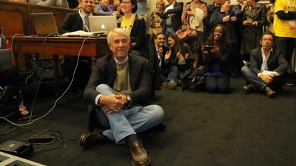 Video herunterladen: Milano, in sala non c'è posto per Pisapia. Il sindaco si siede per terra