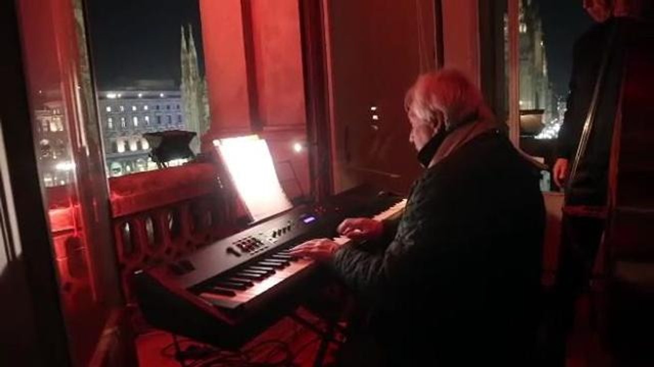 Enrico Intra suona «Stille Nacht»