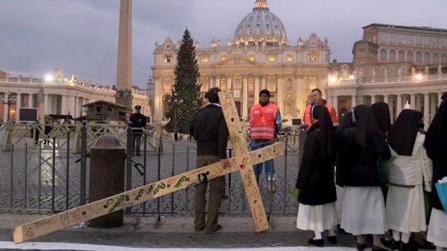 Ore 5: è ancora buio ma tutti in coda per entrare a San Pietro