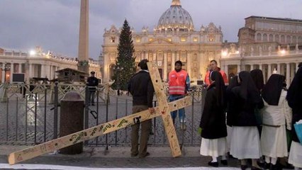 Ore 5: è ancora buio ma tutti in coda per entrare a San Pietro