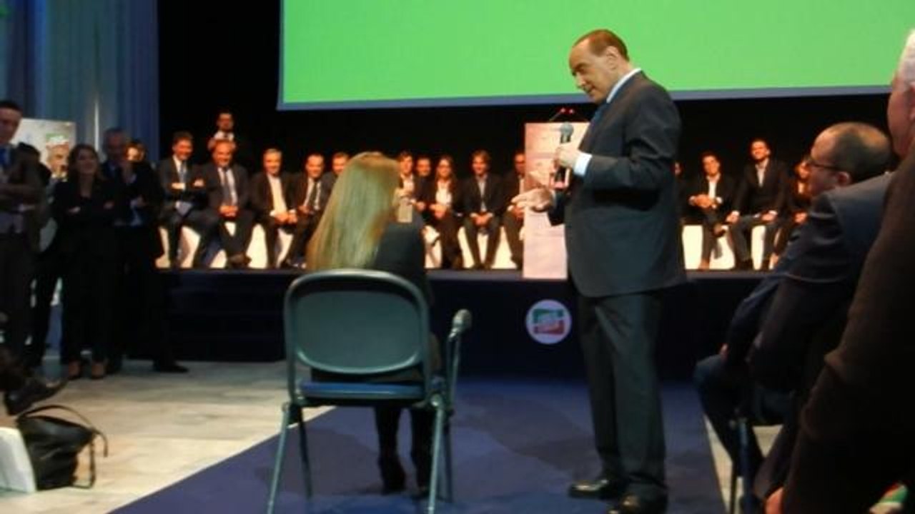 Berlusconi gioca con la senatrice Rossi. Lei non ci sta e lui le toglie l'amicizia