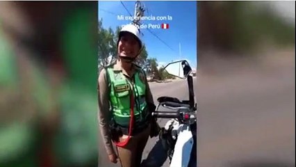 Mujer policía brinda buen trato a turista extranjera.