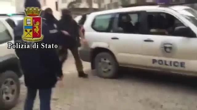 Terrorismo, maxi blitz della polizia: «Sul web minacce al Papa»