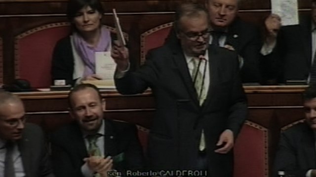 Senato, la Lega lascia l’Aula con la Costituzione e l’olio di ricino