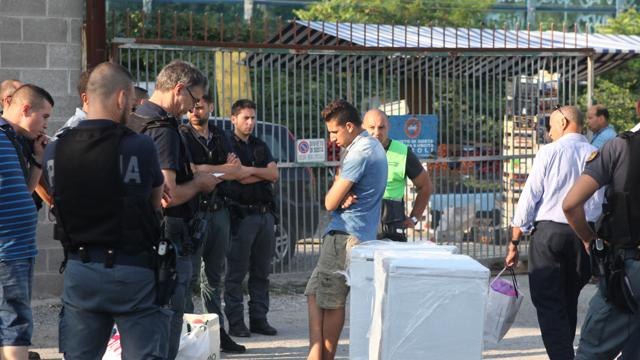 Blitz al mercato delle pulci di piazzale Cuoco