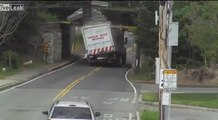 Il ponte è troppo basso: il camion si schianta