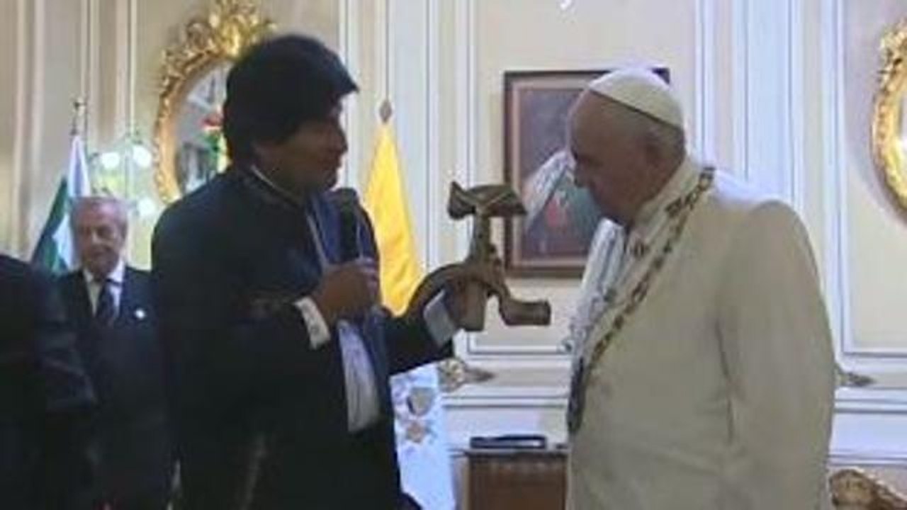 Il Papa in Bolivia: Morales gli regala un Crocifisso a forma di falce e martello