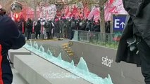 Encapuchados vandalizan exteriores de sede presidencial durante marcha en Chile