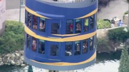 Sea World di Orlando, bloccati a 130 metri d'altezza. Le spettacolari immagini del salvataggio