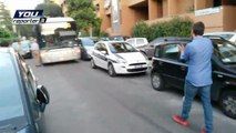 Bus bloccato da auto  dei vigili in seconda fila