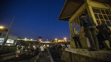 Rivolta dei pendolari della Roma Lido: occupati i binari a Piramide
