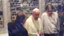Papa Francesco a sorpresa in un negozio di ottica nel centro di Roma