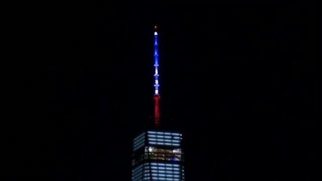 Il mondo si stringe intorno alla Francia: i monumenti si colorano di blu, bianco e rosso