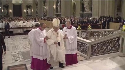 Il Papa  inciampa di nuovo e poi viene aiutato a salire  le scale