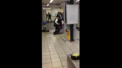 Londra, passeggero grida all’aggressore a terra: «Fratello, tu non sei musulmano»