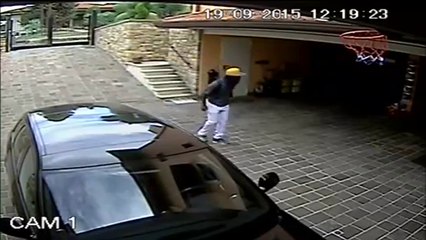 Le ruba la bici, posta il video su Facebook: caccia al ladro