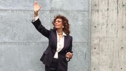 Sophia Loren da Armani, sorrisi e saluti ai fotografi