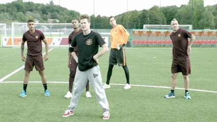 Giocatori della Roma a lezione di breakdance (con lo sponsor)