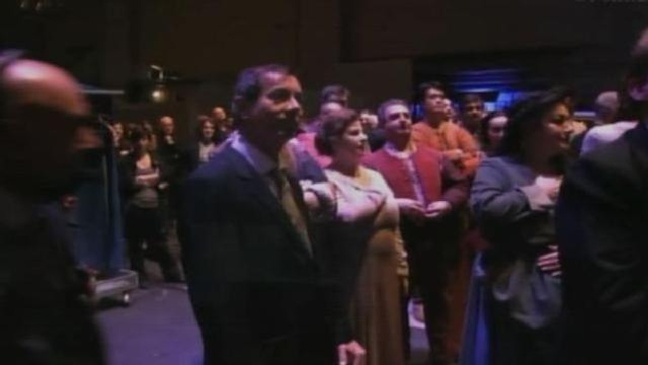 Nel backstage del teatro attori e cantanti intonano l’Inno di Mameli
