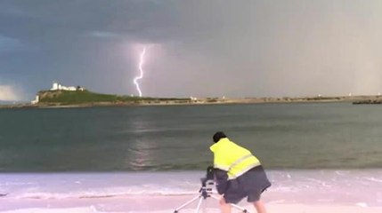 Il fulmine colpisce il fotografo, ma lui sopravvive
