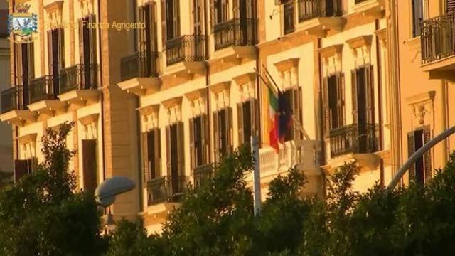 Agrigento, tangenti e favori: arrestati direttore e funzionario dell'Agenzia delle Entrate