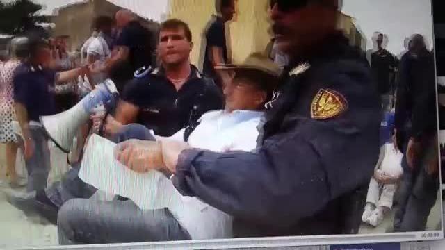 Agrigento, l’ex leader degli ambientalisti Giuseppe Arnone portato via dalla polizia