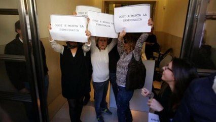 Marino, la protesta dei sostenitori: «È morta la democrazia»,