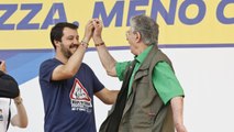 Pontida: sul palco  l’abbraccio tra Salvini e Bossi