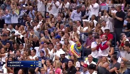 Triple récital au filet : Djokovic sauve une balle de break avec brio dans le deuxième set