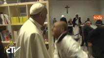 Papa Francesco visita a sorpresa dei clochard