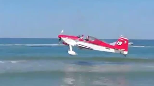 Alba Adriatica: l'ammaraggio dell'aereo a pochi metri dai bagnanti