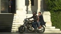 Grecia: Tsakalotos (senza casco) in moto con Varoufakis