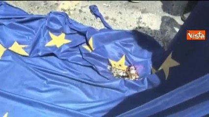 Atene, manifestanti in piazza bruciano bandiera Ue