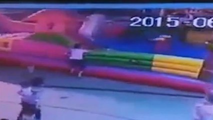 Cina: vento spazza via il castello  gonfiabile, muore una bimba di 3 anni