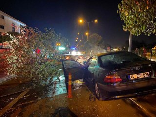 Bolu'da Kontrolden Çıkan Otomobil Ağaca Çarptı
