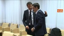 Renzi incontra Tsipras, l'abbraccio tra i due premier