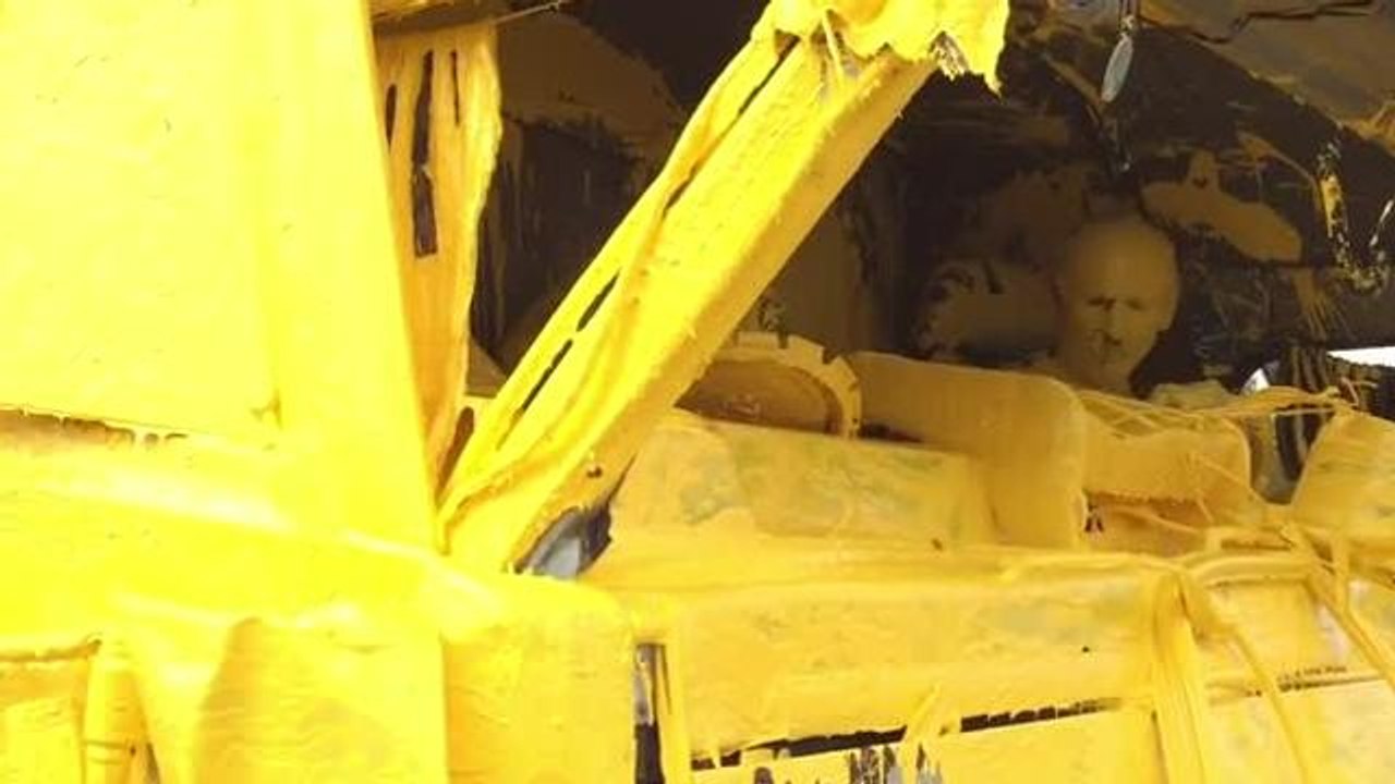 Tampona camion carico di vernice, autista completamente colorato di giallo