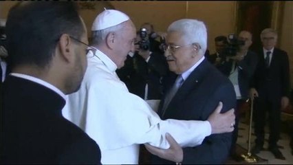 Strette di mano fra Papa Francesco e Abu Mazen