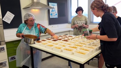 Teenagers volunteer to bring meals on wheels to retirees in WA's Shark Bay