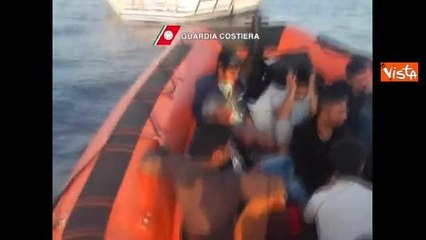 Guardia costiera soccorre migranti a Santa Maria di Leuca